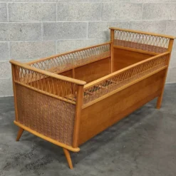 Lit enfant en rotin et bois année 70