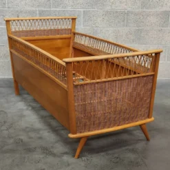 Lit enfant en rotin et bois année 70