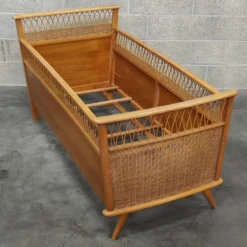 Lit enfant en rotin et bois année 70