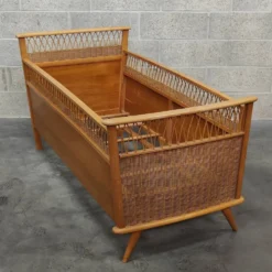 Lit enfant en rotin et bois année 70