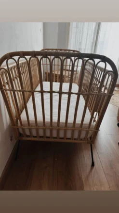 Lit enfant en rotin Saudaura fait main – matelas Zara Home inclus