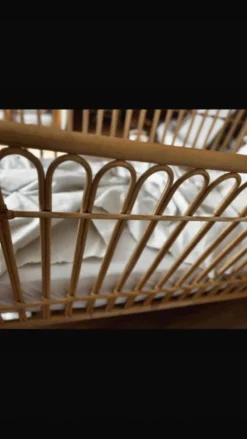 Lit enfant en rotin Saudaura fait main – matelas Zara Home inclus