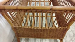 Lit enfant en rotin vintage