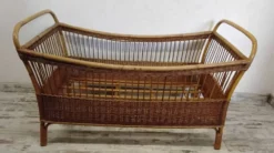 Lit enfant en rotin vintage
