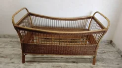Lit enfant en rotin vintage