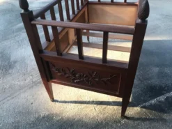 Lit enfant provençal en bois sculpté