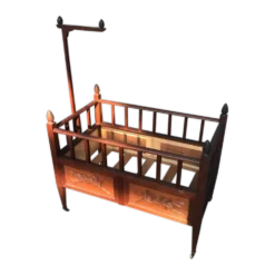 Lit enfant provençal en bois sculpté