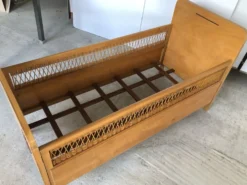 Lit enfant scandinave années 60 avec rotin