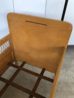 Lit enfant scandinave années 60 avec rotin
