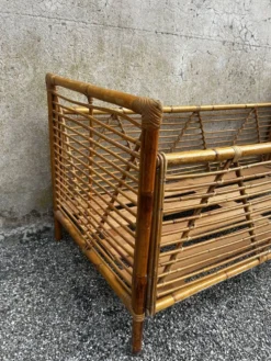 Lit enfant vintage en rotin et bambou – années 70