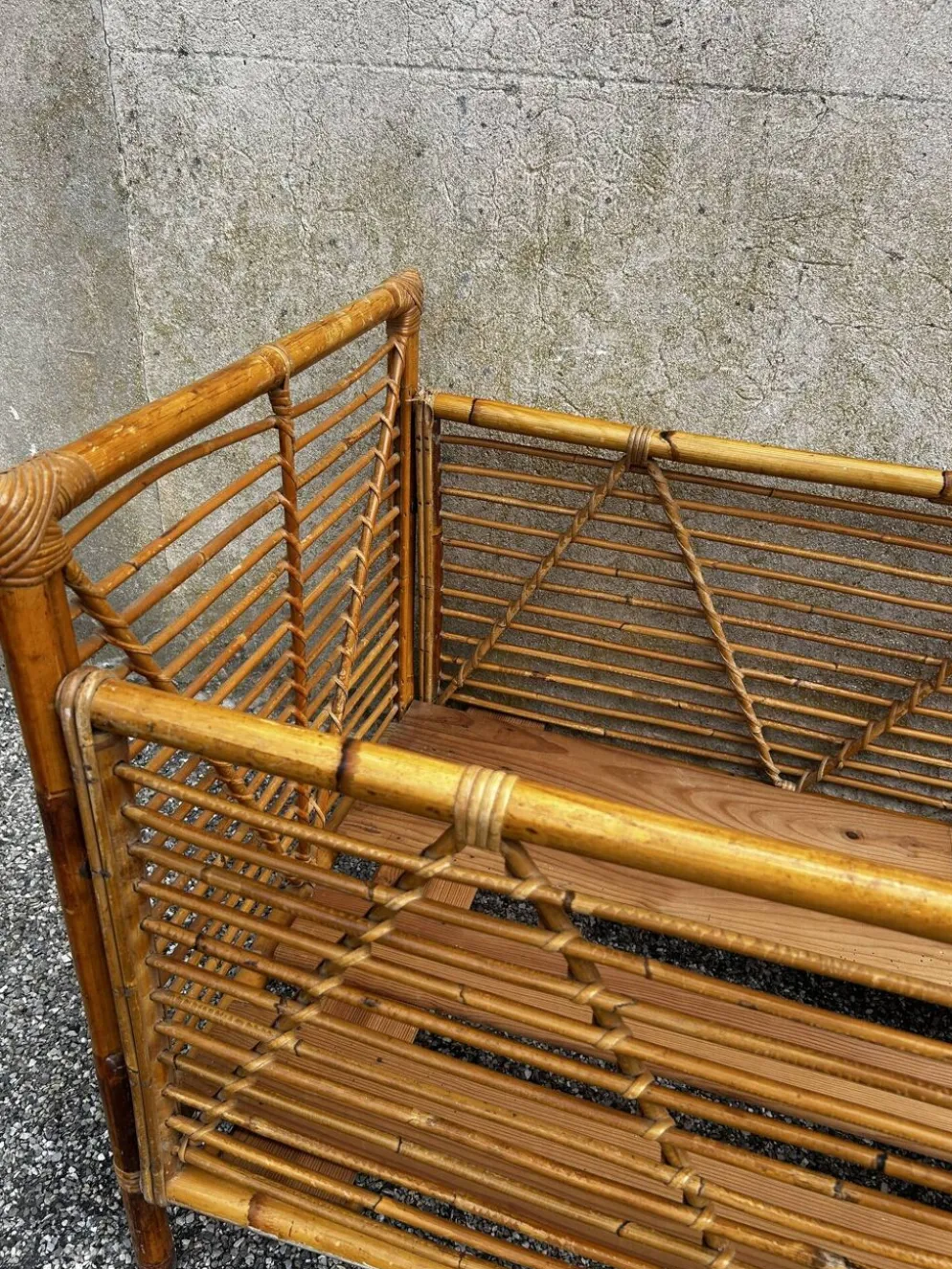 Lit enfant vintage en rotin et bambou – années 70