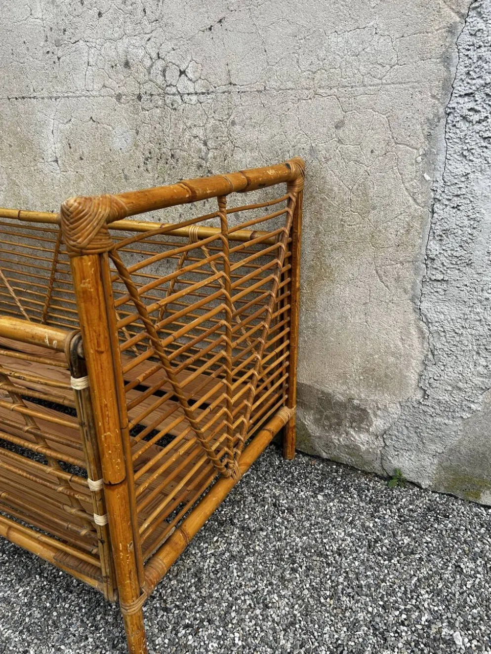Lit enfant vintage en rotin et bambou – années 70