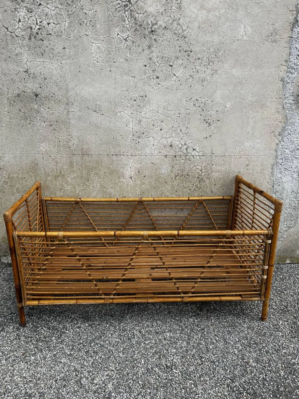 Lit enfant vintage en rotin et bambou – années 70