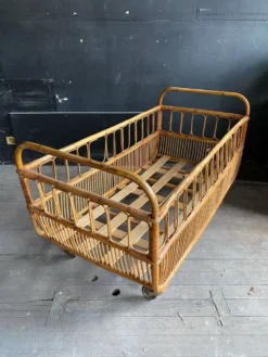 Lit enfant vintage rotin et osier