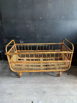Lit enfant vintage rotin et osier