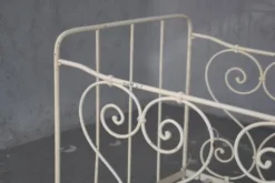 Lit en fer forgé d'époque fin XIXème peint en blanc