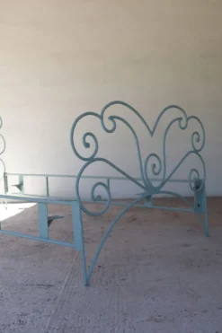 Lit en fer forgé volutes