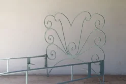Lit en fer forgé volutes