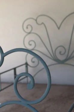 Lit en fer forgé volutes