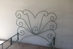 Lit en fer forgé volutes