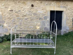 Lit en fer pour enfant