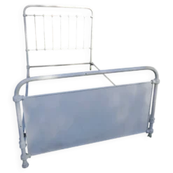 Lit en métal blanc, 1900