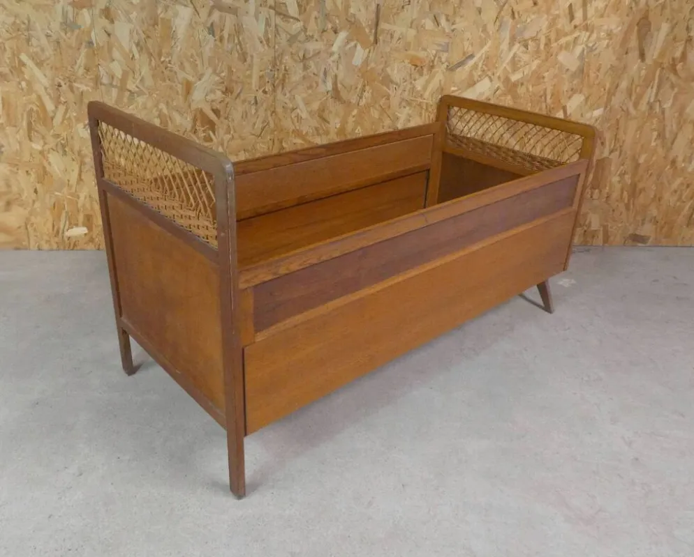 Lit en rotin et bois pieds compas enfant vintage