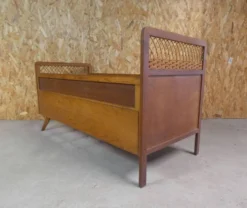 Lit en rotin et bois pieds compas enfant vintage