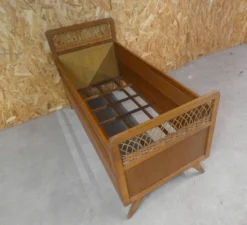 Lit en rotin et bois pieds compas enfant vintage
