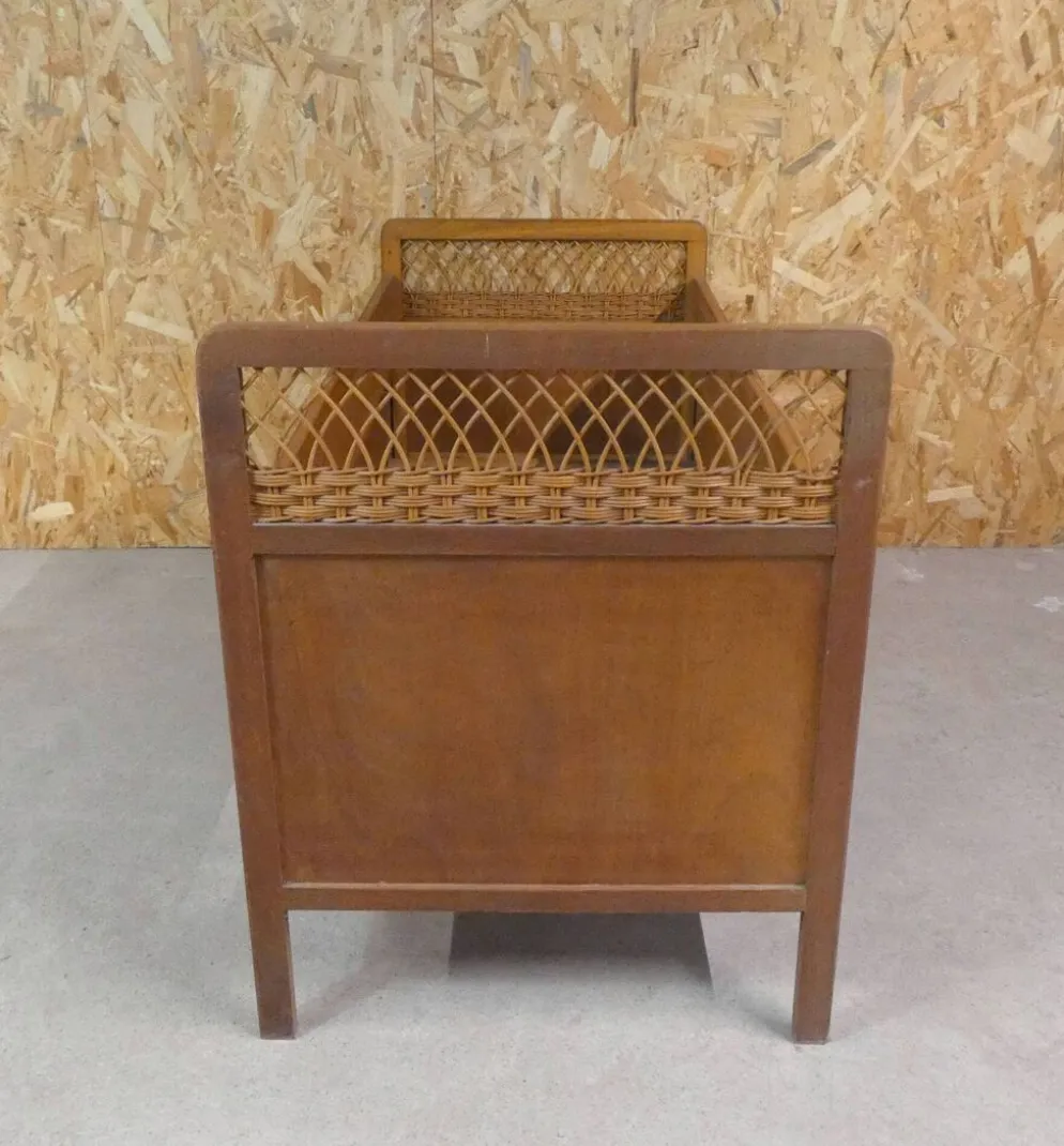 Lit en rotin et bois pieds compas enfant vintage