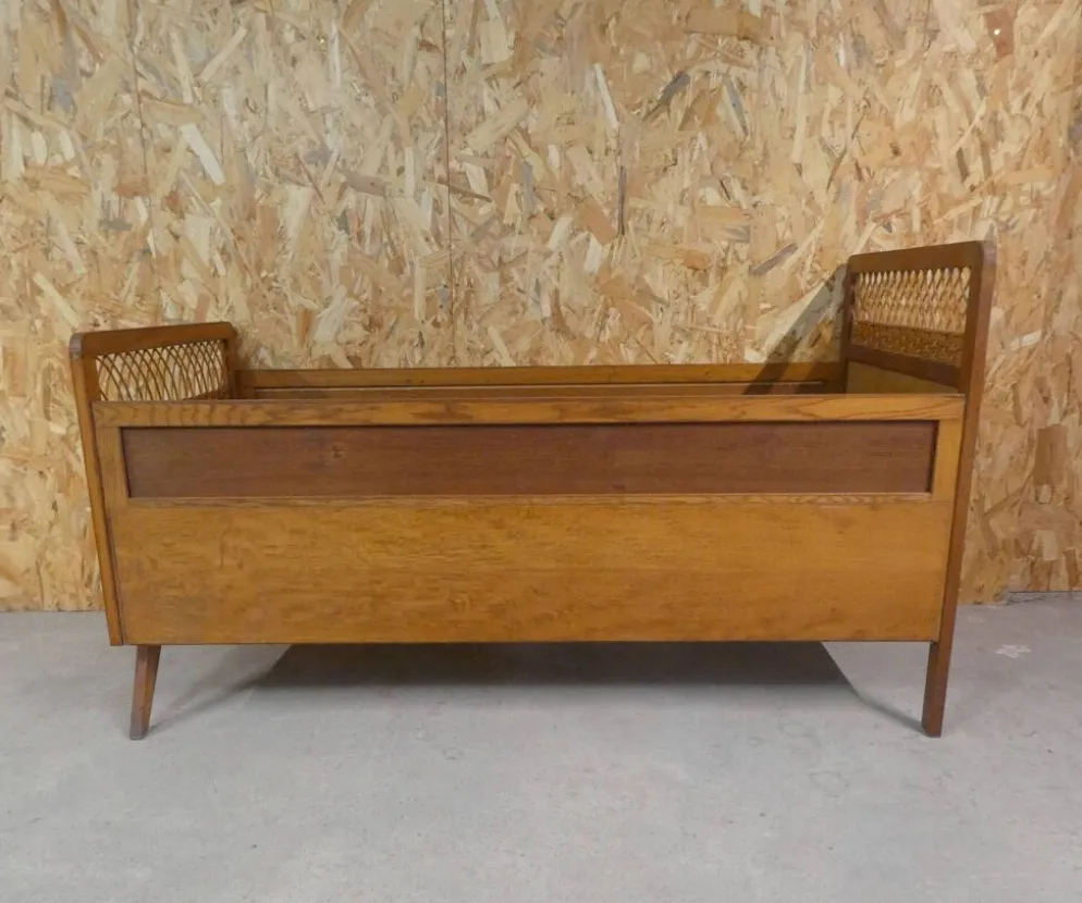 Lit en rotin et bois pieds compas enfant vintage