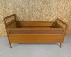 Lit en rotin et bois pieds compas enfant vintage