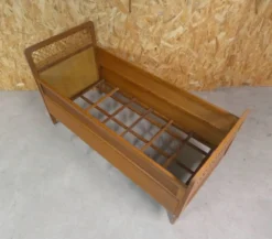 Lit en rotin et bois pieds compas enfant vintage