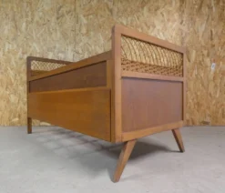 Lit en rotin et bois pieds compas enfant vintage