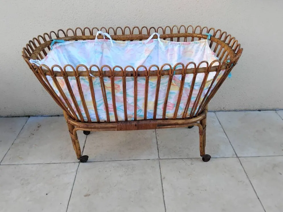 Lit en rotin vintage a roulettes berceau