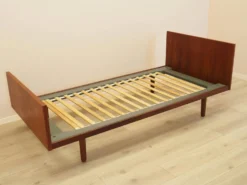 Lit en teck, design danois, années 1960, designer : Hans J. Wegner, fabricant : Get