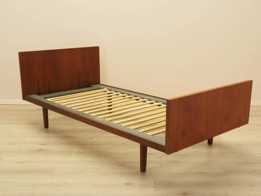 Lit en teck, design danois, années 1960, designer : Hans J. Wegner, fabricant : Get