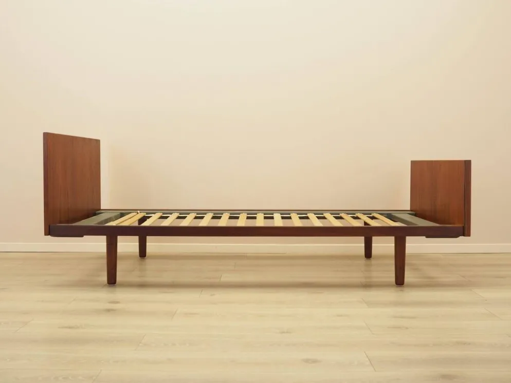 Lit en teck, design danois, années 1960, designer : Hans J. Wegner, fabricant : Get
