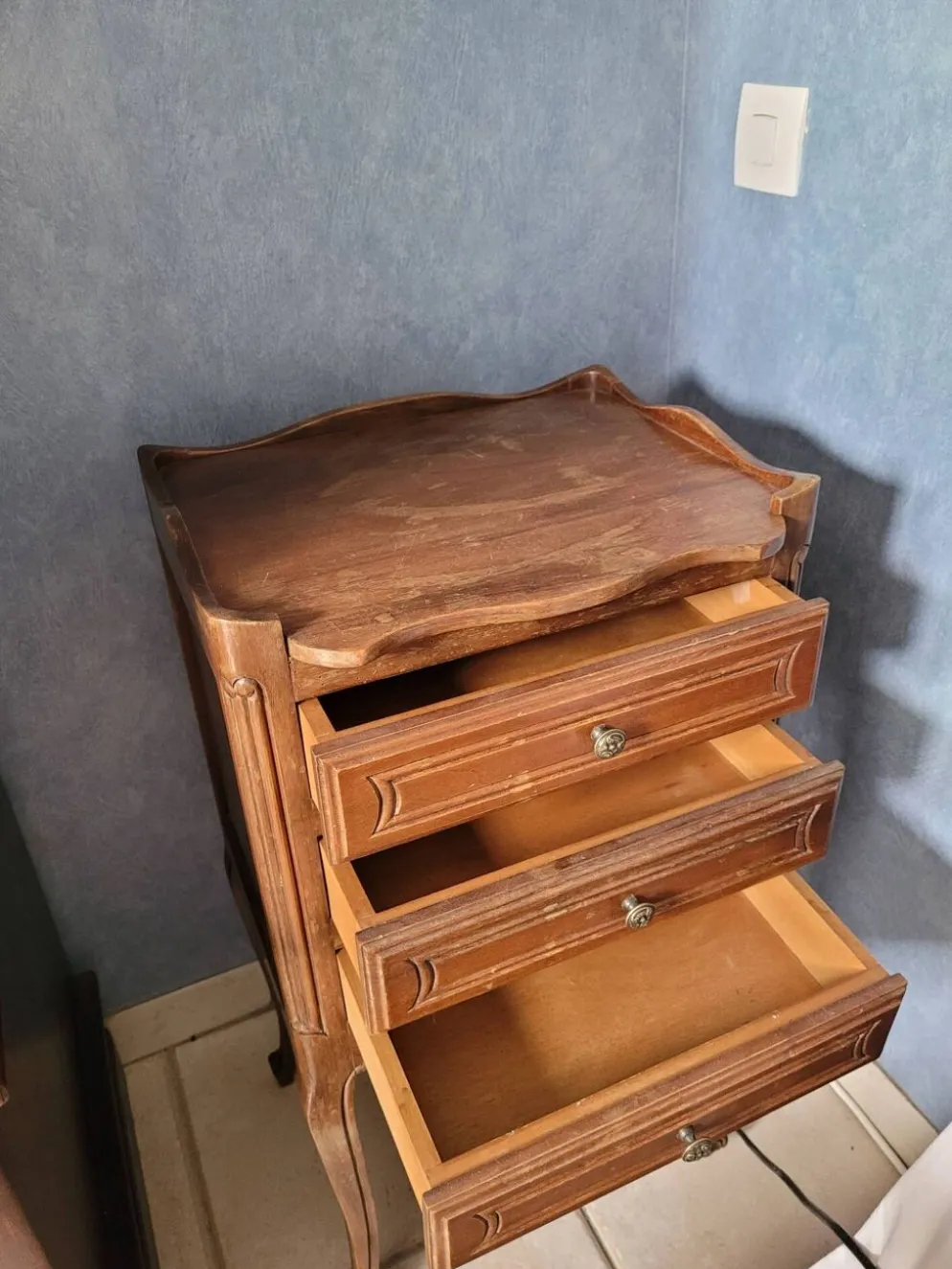 2 lit et une table de chevet vintage en merisier massif