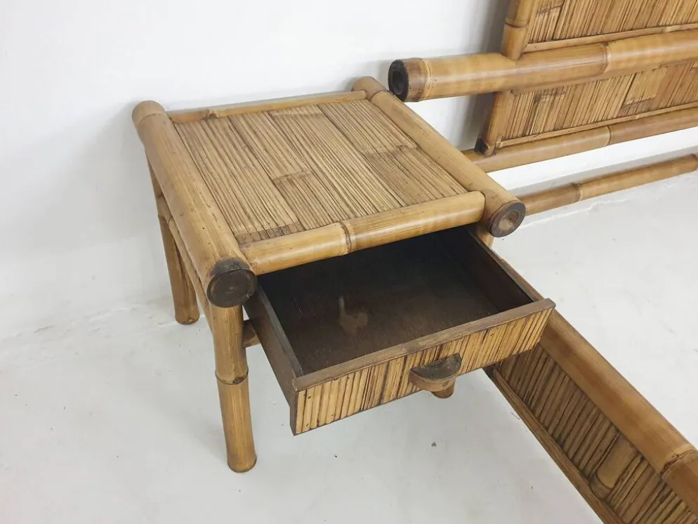Lit 2 places en bambou et tables de nuit assorties