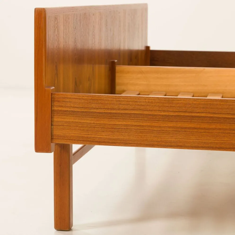 Lit queen size danois en teck avec tables de nuit, années 1960