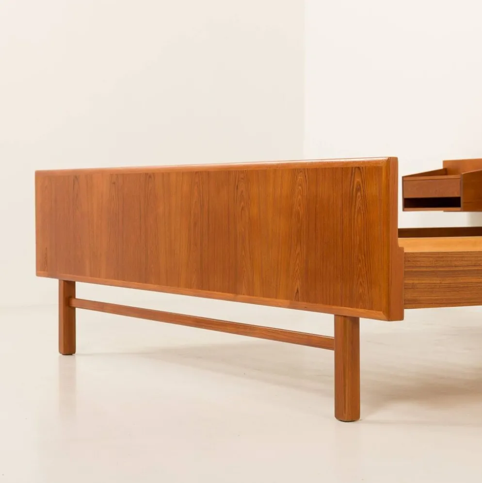Lit queen size danois en teck avec tables de nuit, années 1960