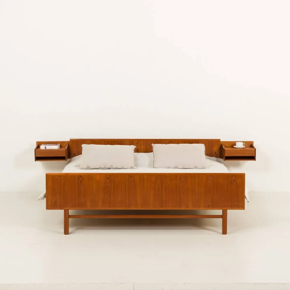 Lit queen size danois en teck avec tables de nuit, années 1960