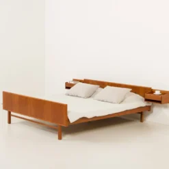 Lit queen size danois en teck avec tables de nuit, années 1960