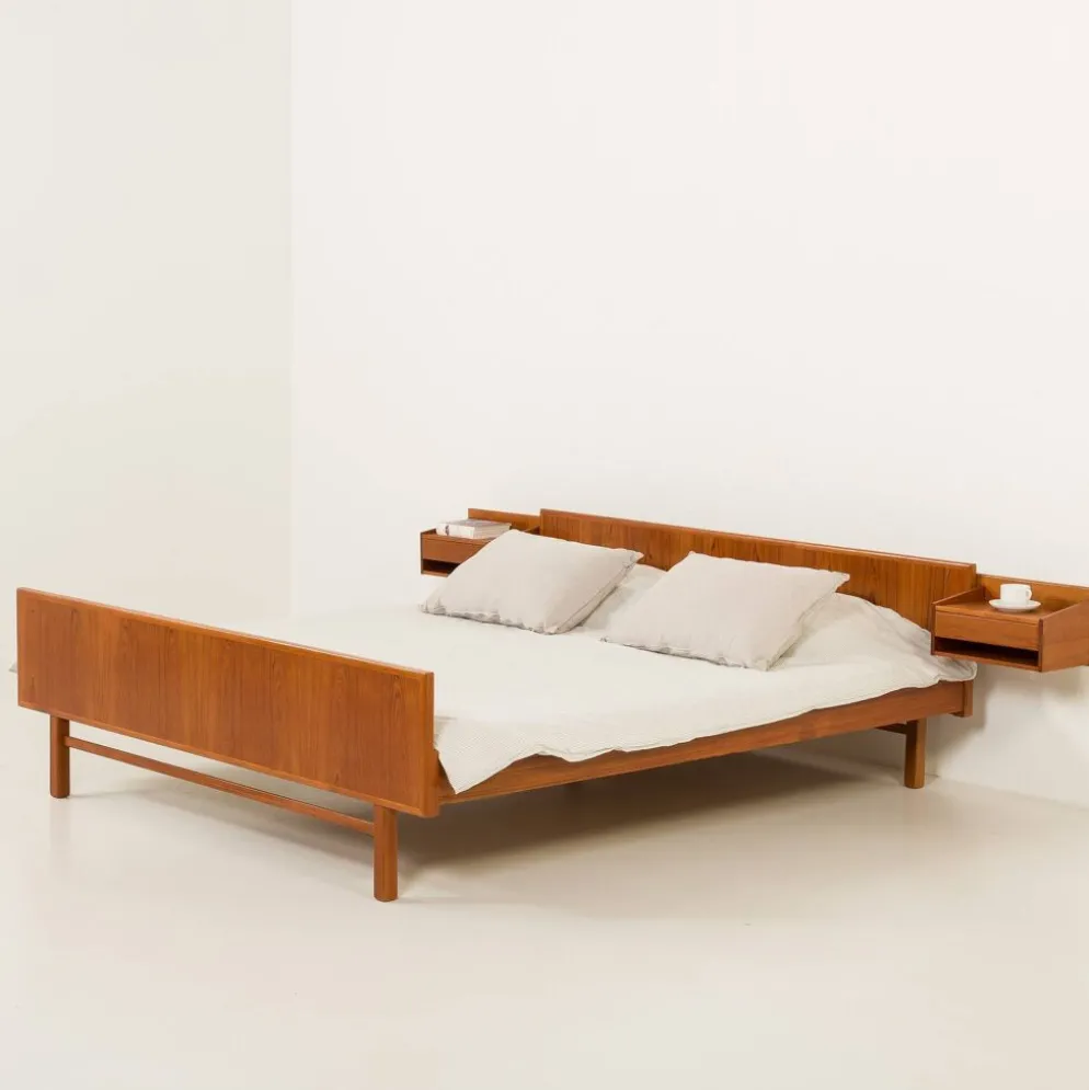 Lit queen size danois en teck avec tables de nuit, années 1960