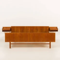 Lit queen size danois en teck avec tables de nuit, années 1960