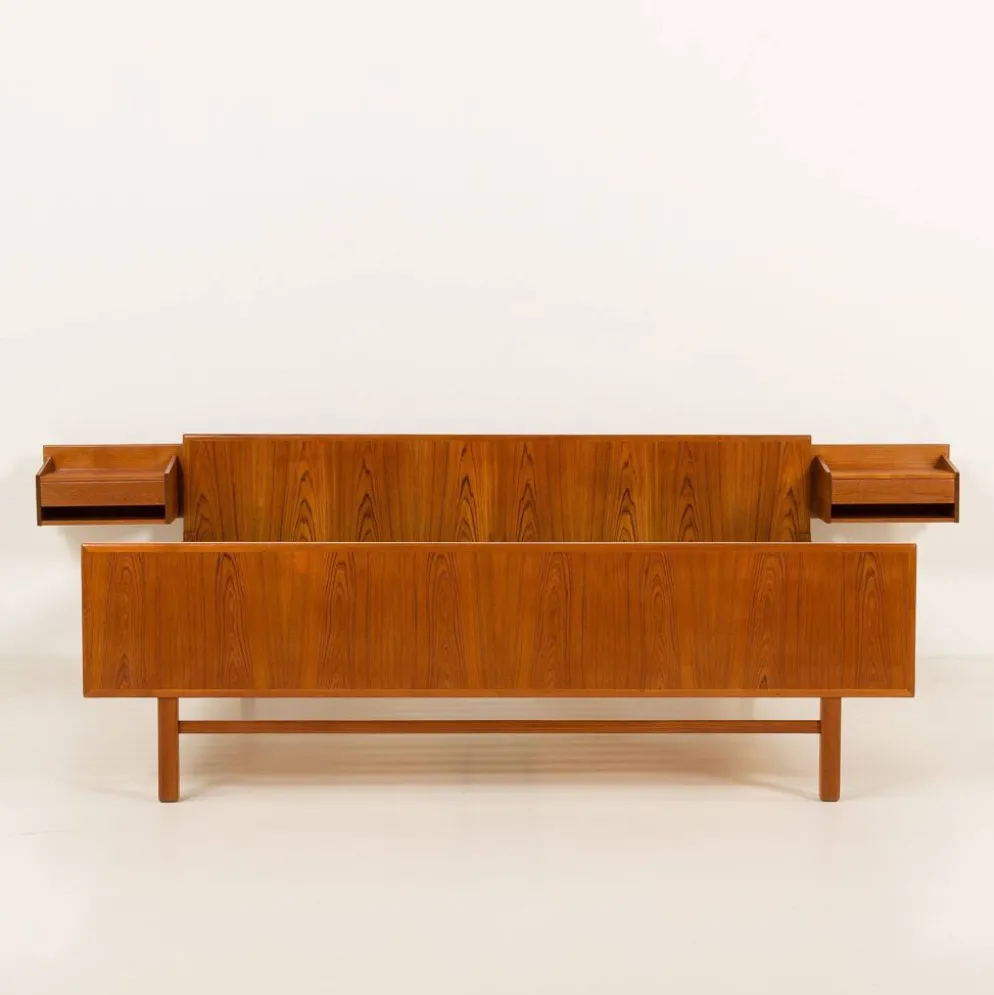 Lit queen size danois en teck avec tables de nuit, années 1960