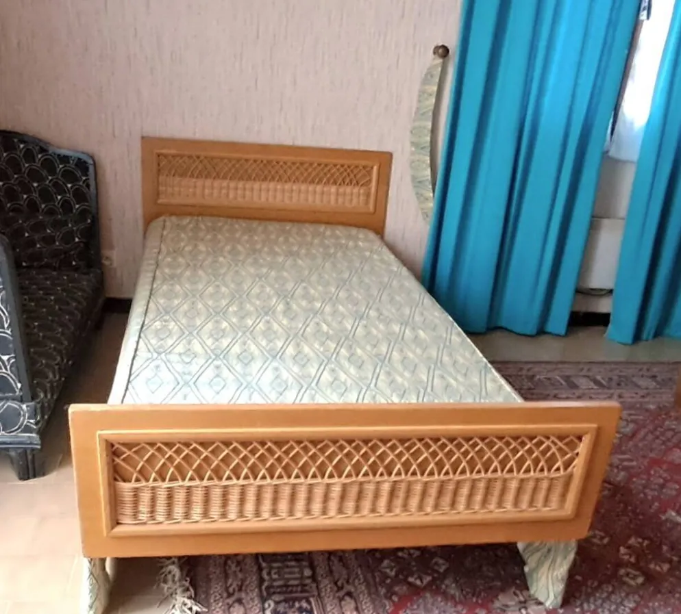 Lit rotin une place vintage années 1970 en bois blond