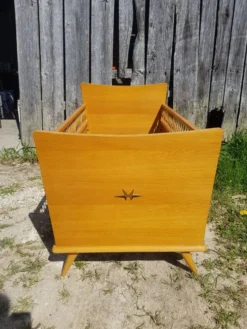 Lit scandinave enfant bois pieds compas avec rotin courbé vintage