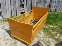 Lit scandinave enfant bois pieds compas avec rotin courbé vintage